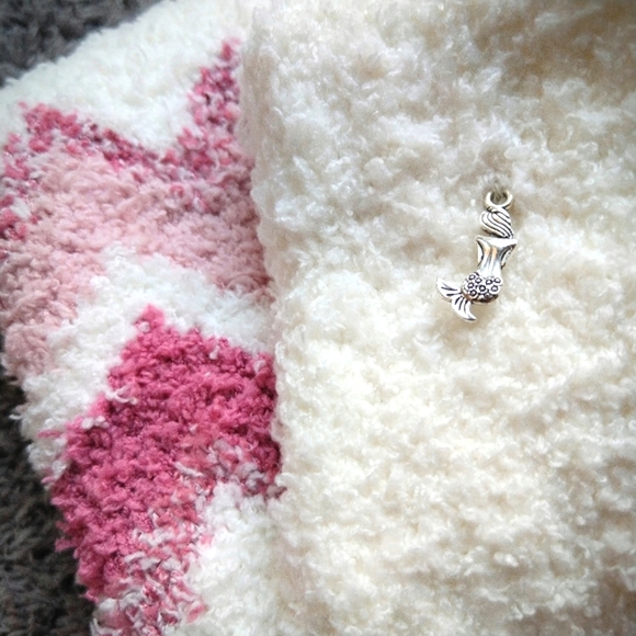 đNWTđ 2 PK PLUSH WINTER THIGH HIGH CLOUD SOCKS - Picture 8 of 12